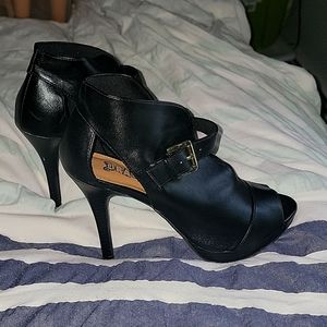 Hooded heel sandal